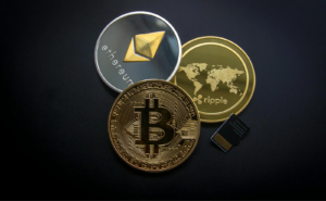 リップル、イーサリアム、ビットコイン、マイクロ SDHC カード